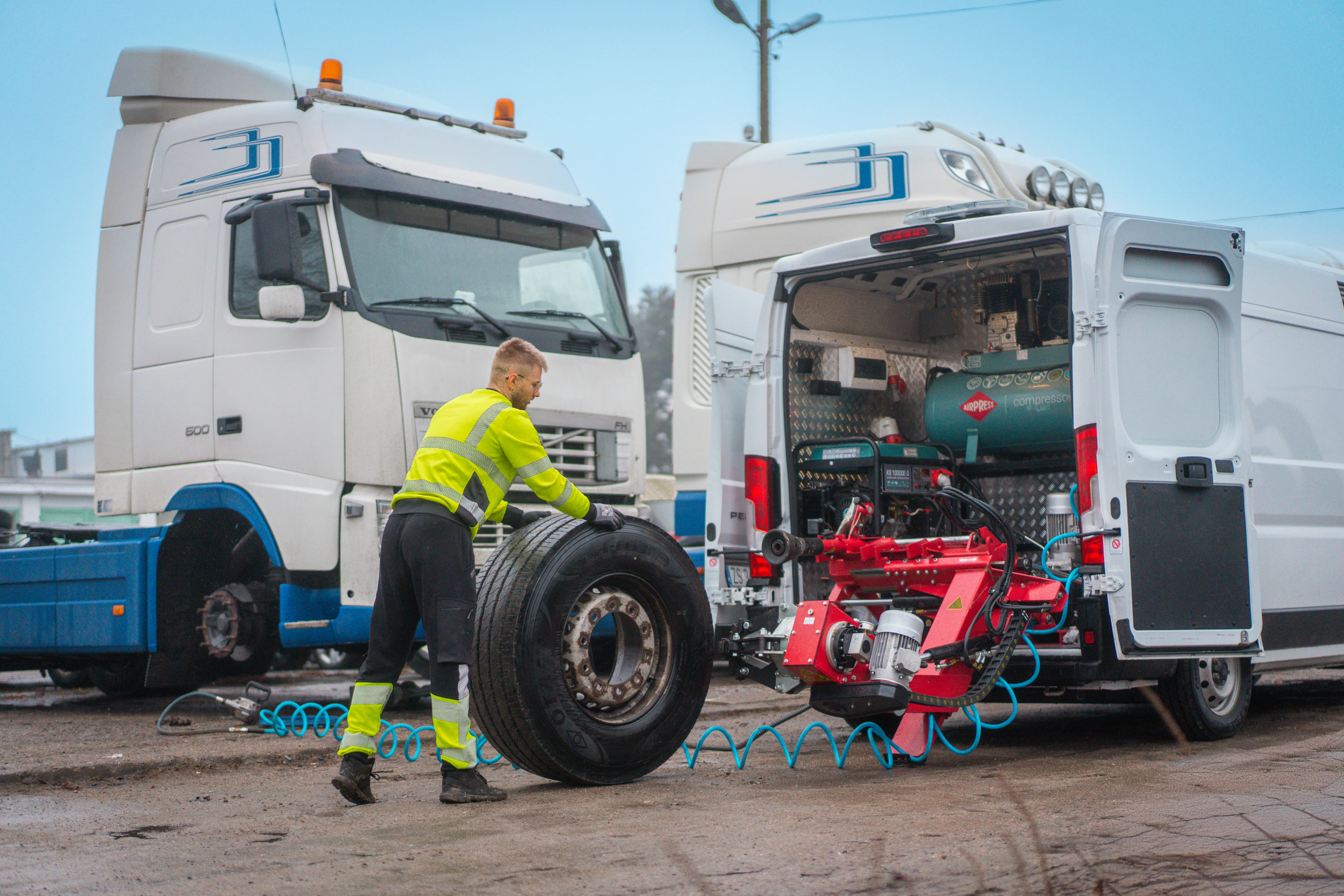Mobil dækservice på lastbil