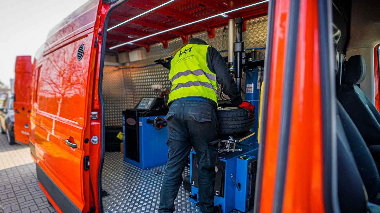 Indvendigt i en mobil dækservicebil med monteringsmaskine og udstyr