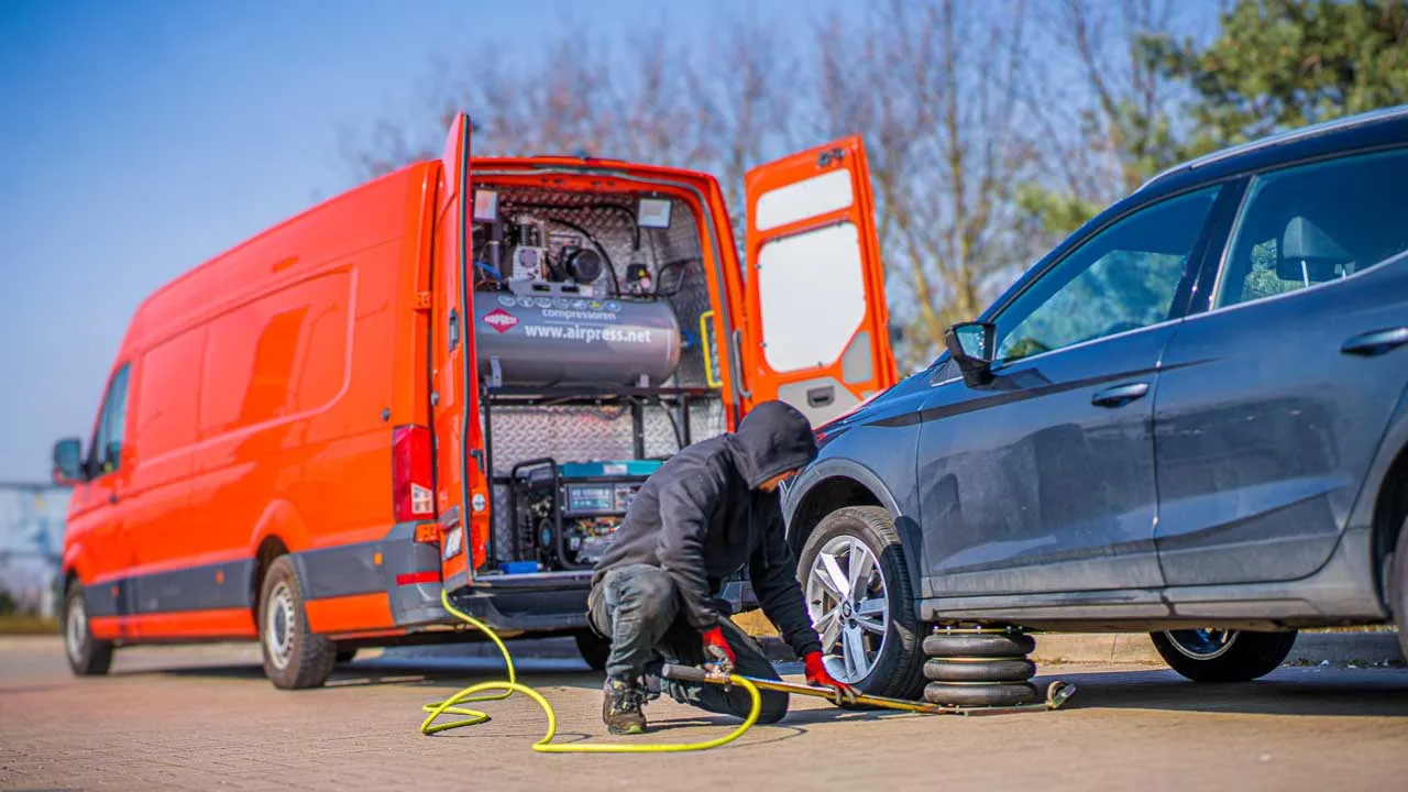 Mobil dækservice på personbil ved vejen
